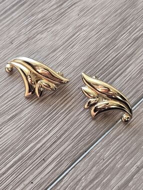 Vintage Monet *SILVER* Tone Sculptural Leaf Clip On Earrings Statement